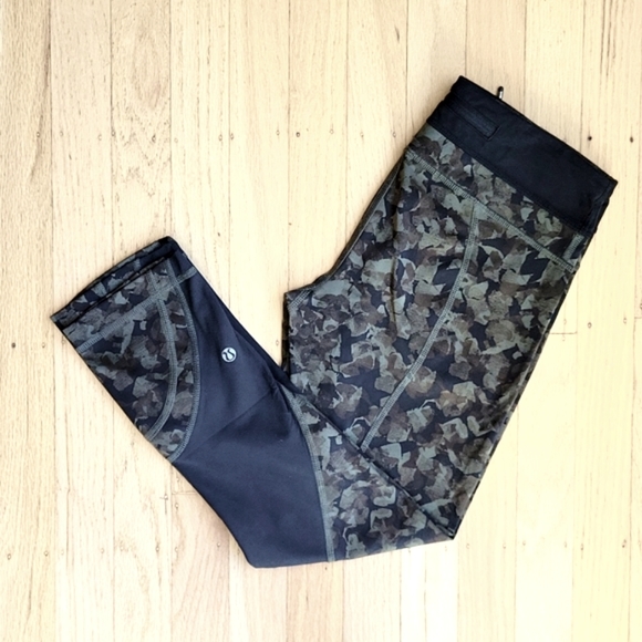 lululemon athletica Pants - Lululemon camouflage size 6 workout pants.